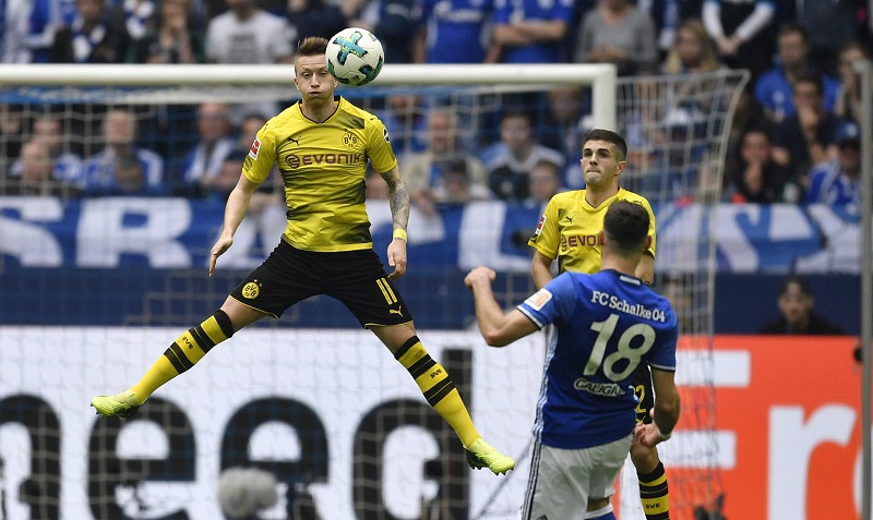 Dortmund ve šlágru kola prohrál se Schalke, které si pojistilo druhé místo.