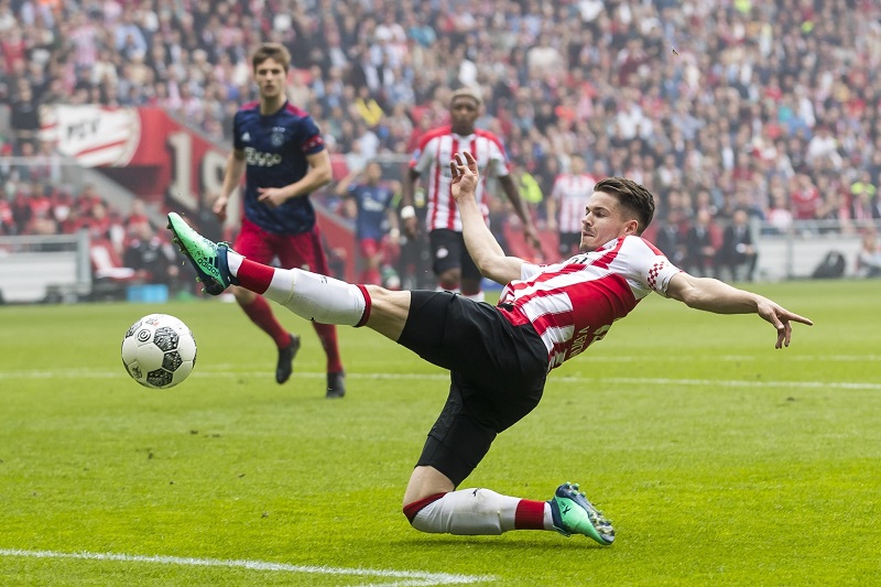 PSV Eindhoven získal v přímém souboji s Ajaxem titul.