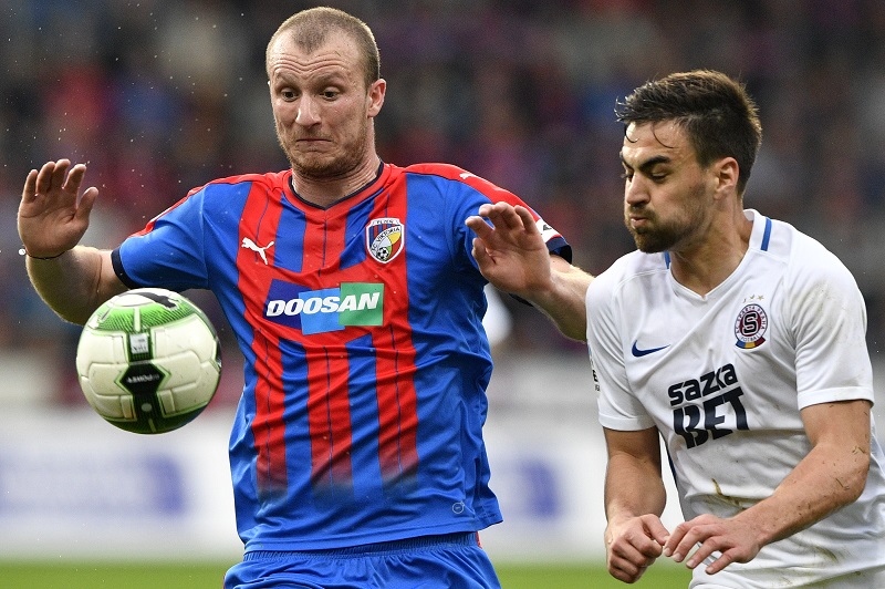 Michal Krmenčík se po zranění vrátil do sestavy, na fotce v souboji s Hovorkou.