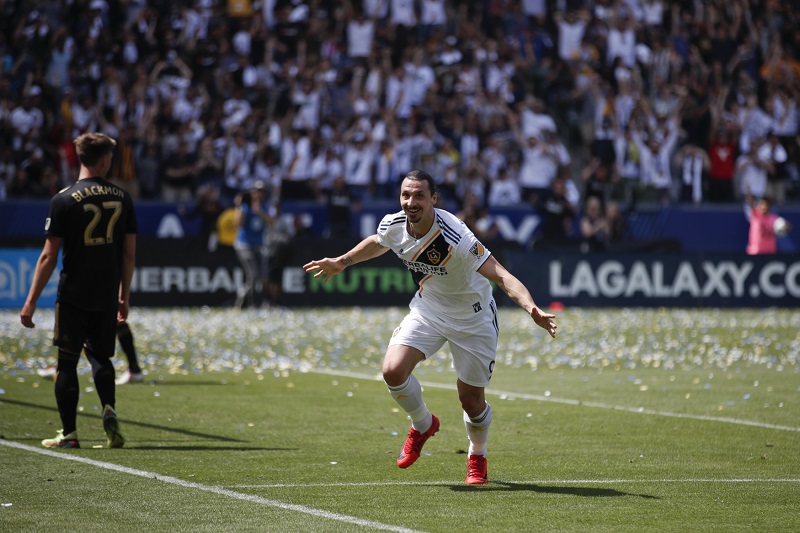 Švédský útočník Zlatan Ibrahimovič rozhodl utkání proti Chigagu.
