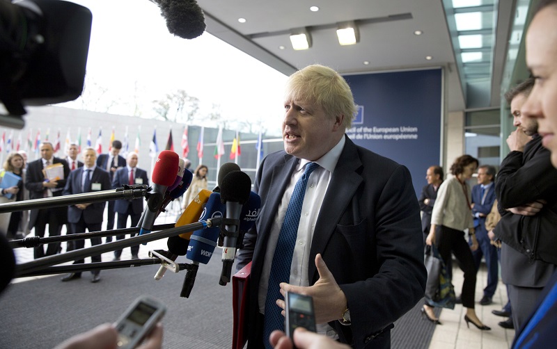 Britský ministr zahraničí Boris Johnson hovoří s novináři při příjezdu do Lucemburska, kde se setkali ministři zahraničí EU.
