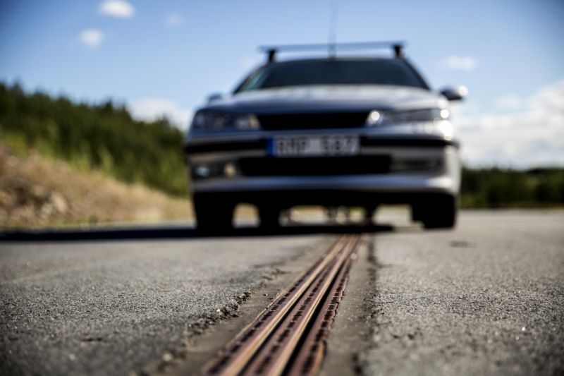Silnice se zapuštěnými elektrickými kolejemi.