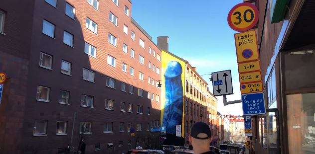 Modrý penis na budově ve Stockholmu.