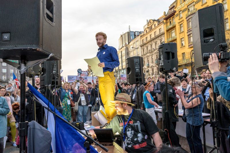 Uprostřed předseda spolku Milion chvilek pro demokracii Mikuláš Minář. Uprostřed předseda spolku Milion chvilek pro demokracii Mikuláš Minář.