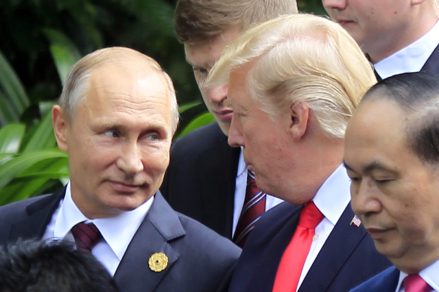Ruský prezident Vladimir Putin (vlevo) a jeho americký protějšek D. Trump.