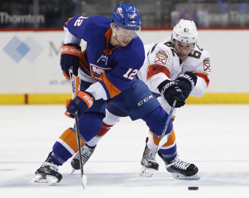 Josh Bailey (v modrém) při zápase s Floridou v rámci NHL.
