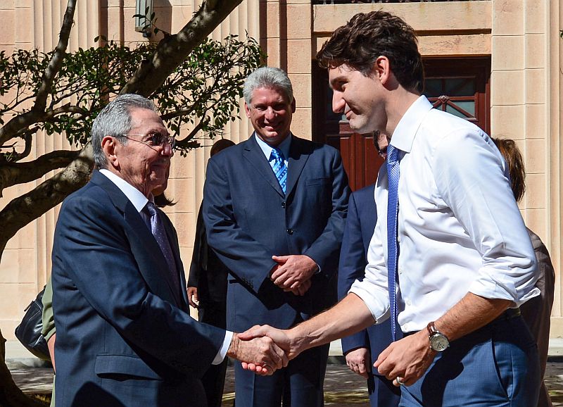 Kubánský prezident Raúl Castro a kanadský premiér Justin Trudeau. Kubánský prezident Raúl Castro a kanadský premiér Justin Trudeau.
