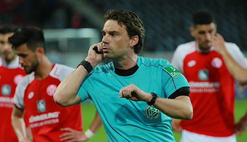 Rozhodčí Guido Winkmann. Rozhodčí Guido Winkmann.