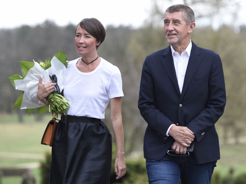 Andrej Babiš s mluvčí ANO Lucií Kubovičovou.