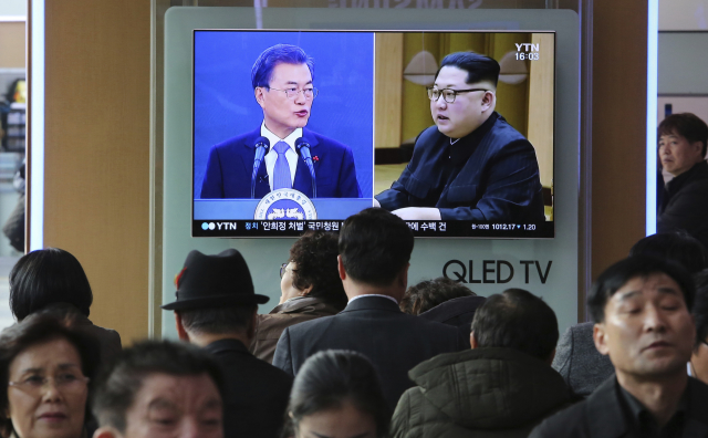 Severokorejský vůdce Kim Čong-un (vpravo) a jihokorejský prezident Mun Če-in (vlevo). Severokorejský vůdce Kim Čong-un (vpravo) a jihokorejský prezident Mun Če-in (vlevo).
