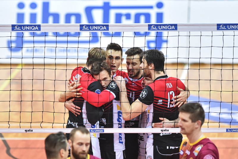 Volejbalisté Českých Budějovic se radují z vítězství. 