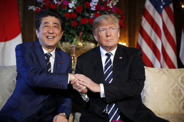 Americký prezident Donald Trump (vpravo) a japonský premiér Šinzó Abe.