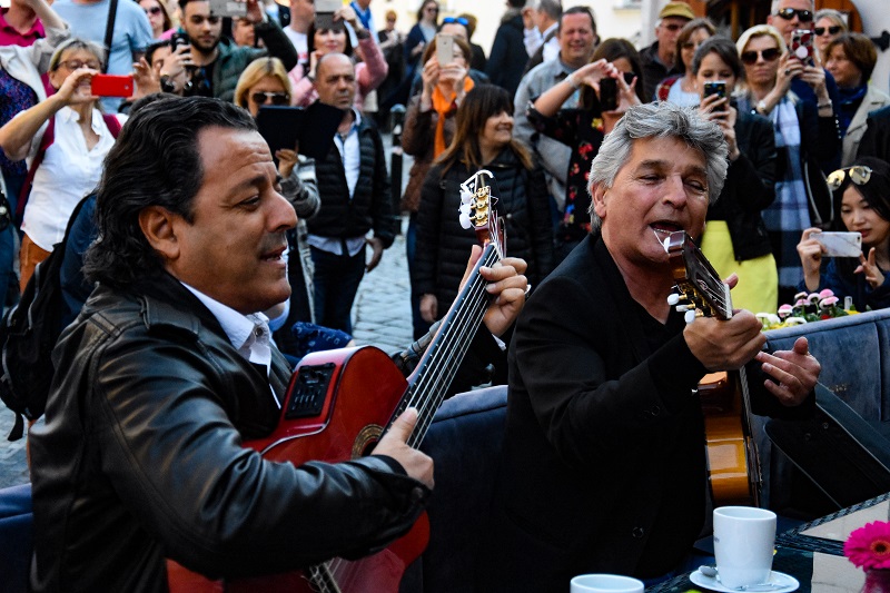 Romská kapela Gipsy Kings vyvolala pozdvižení v centru Prahy.
