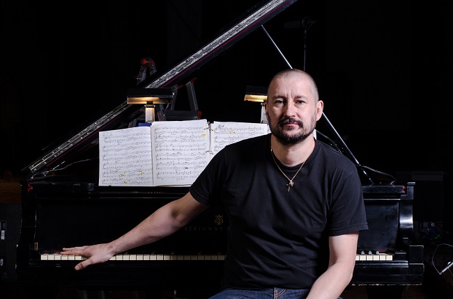 Britský umělec Clint Mansell.