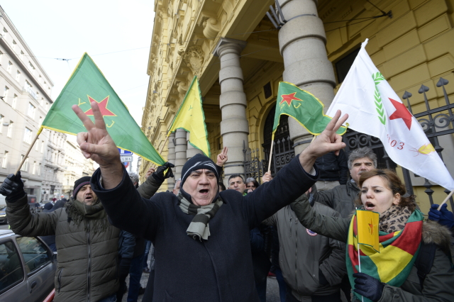 Demonstranti odsuzující útok na Afrín. 