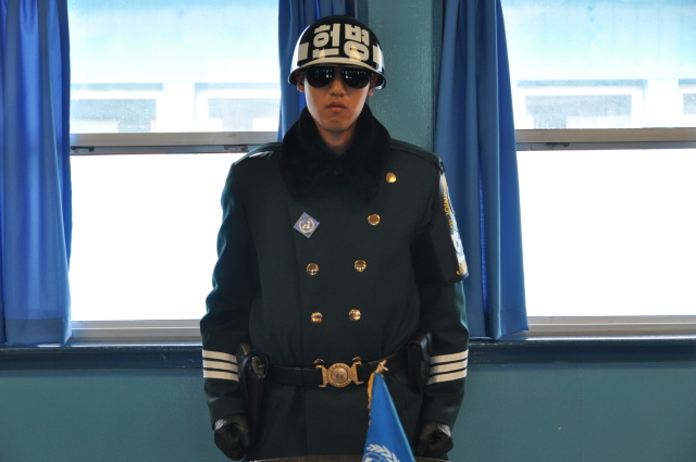 Jihokorejský voják drží stráž v demilitarizované zóně mezi Jižní a Severní Koreou. 