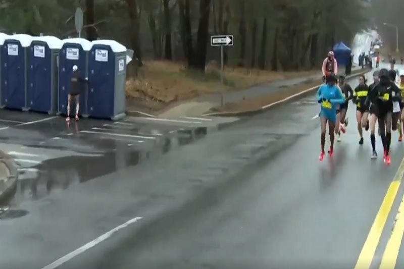 Američanka Shalane Flanaganová se během bostonského maratonu odtrhla od vedoucí skupinky a odběhla si na toaletu. Američanka Shalane Flanaganová se během bostonského maratonu odtrhla od vedoucí skupinky a odběhla si na toaletu.