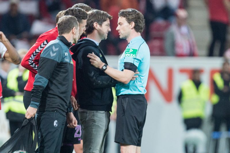 Hlavní rozhodčí duelu Mainze s Freiburgem měl všem aktérům co vysvětlovat. Hlavní rozhodčí duelu Mainze s Freiburgem měl všem aktérům co vysvětlovat.