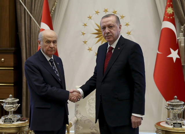 Turecký prezident Recep Tayyip Erdogan (vpravo) a vůdce tureckých nacionalistů Devlet Bahçeli. Turecký prezident Recep Tayyip Erdogan (vpravo) a vůdce tureckých nacionalistů Devlet Bahçeli.