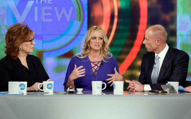 Pornoherečka Stormy Daniels (uprostřed).