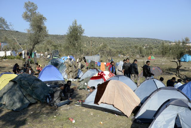 Běženci čekají na registraci v nouzových příbytcích v uprchlickém táboře Moira na řeckém ostrově Lesbos.