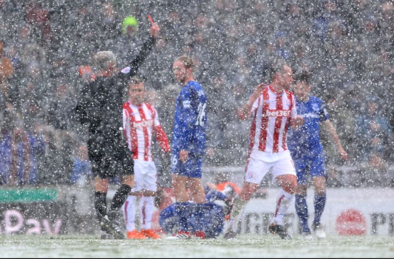 Premier League se hraje občas v hodně náročných podmínkách. Premier League se hraje občas v hodně náročných podmínkách.