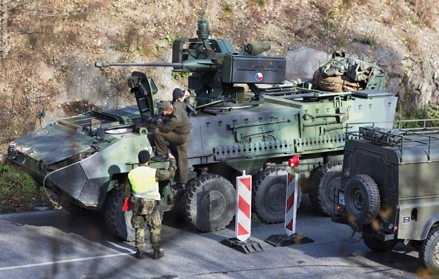Jeden z havarovaných obrněnců Pandur. Jeden z havarovaných obrněnců Pandur.
