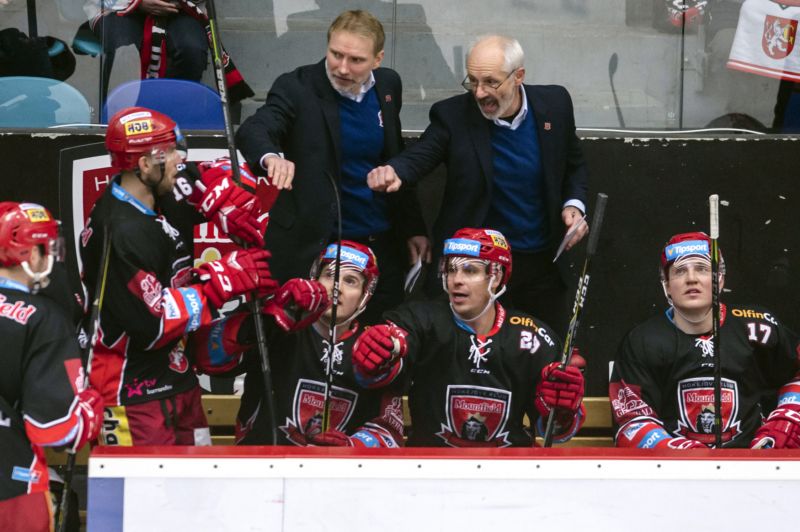Tomáš Martinec (trenér vlevo) povede hokejisty Hradce Králové. Tomáš Martinec (trenér vlevo) povede hokejisty Hradce Králové.