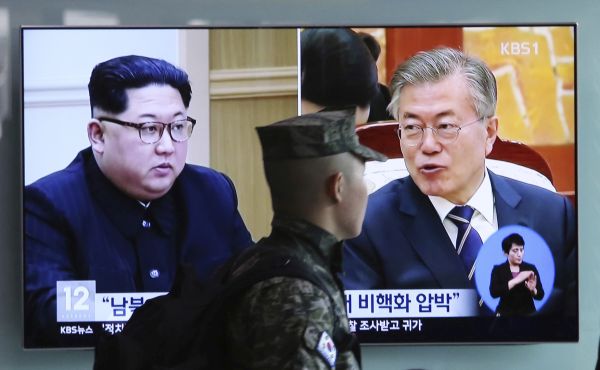 Zleva severokorejský vůdce Kim Čong-un a jihokorejský prezident Mun Če-in.