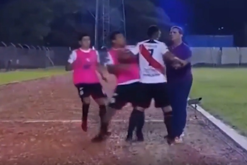 Brazilský fotbalista Thiago dos Santos Ferreira neunesl emoce na uzdě a napadl svého trenéra.
