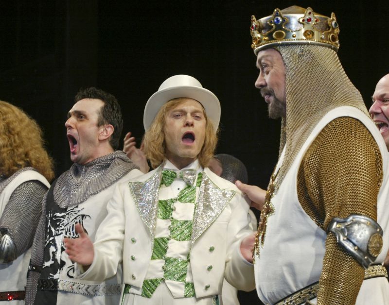 Herci (zleva) Hank Azaria, David Hyde Pierce a Tim Curry ve hře Monty Python´s Spamalot.