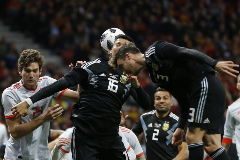 Marcos Alonso (vlevo v bílém).