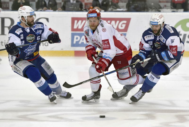Třinecký útočník Roman Vlach (uprostřed).