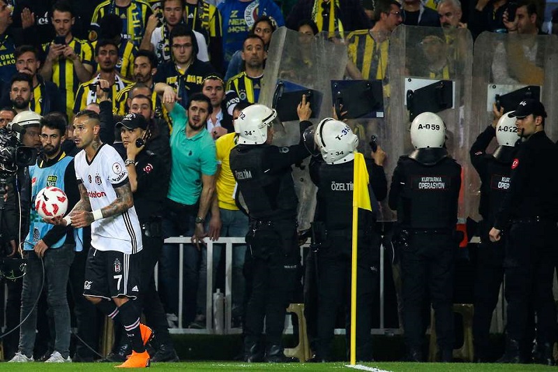Fotbaloví fanoušci Fenerbahce se při městském derby s Besiktasem pořádně vyřádili. Jejich útoky odnesl trenér a člen správní rady hostů.