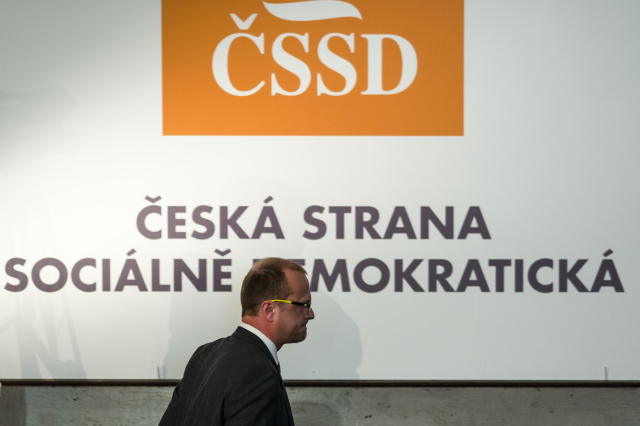 Martin Netolický a v pozadí logo politické strany ČSSD. 