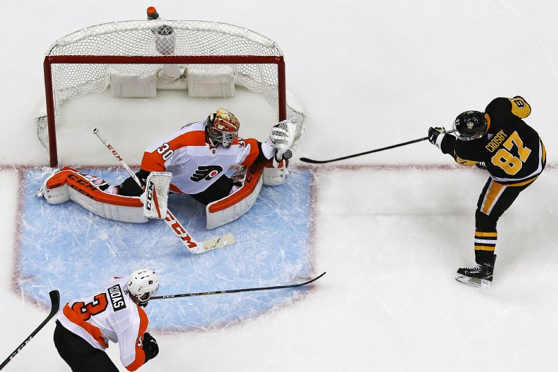 Brankář Michal Neuvirth v akci.