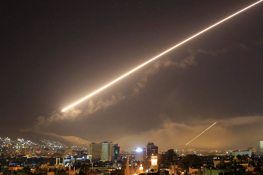 Momentka z raketového úderu USA, Británie a Francie na Sýrii.