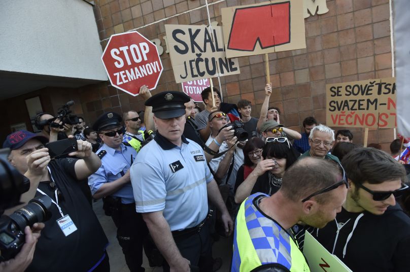 Demonstranti chtěli proniknout na sjezd KSČM, zasáhla policie. Demonstranti chtěli proniknout na sjezd KSČM, zasáhla policie.
