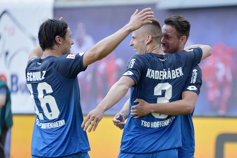 Pavel Kadeřábek a jeho spoluhráči se radují z gólu do sítě Lipska. Pavel Kadeřábek a jeho spoluhráči se radují z gólu do sítě Lipska.