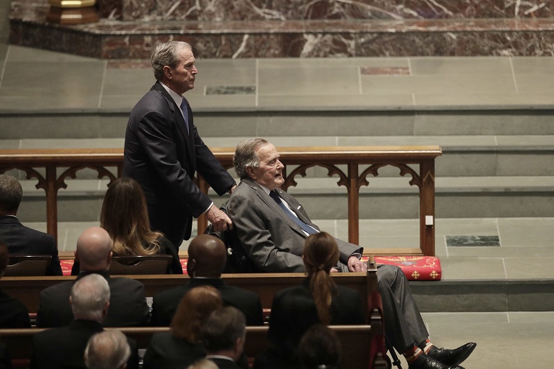 Bývalí američtí prezidenti George H. W. Bush (sedící) jeho syn George Bush mladší.