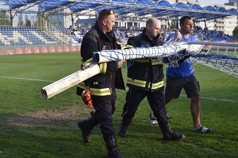 V zápase Mladé Boleslavi praskla branková konstrukce, která musela být odnesena ze hřiště. V zápase Mladé Boleslavi praskla branková konstrukce, která musela být odnesena ze hřiště.