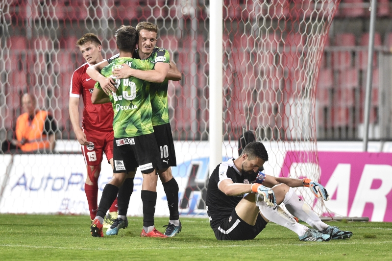 Aleš Čermák se spoluhráčem Kopicem po jedné z tref do sítě Brna. 
