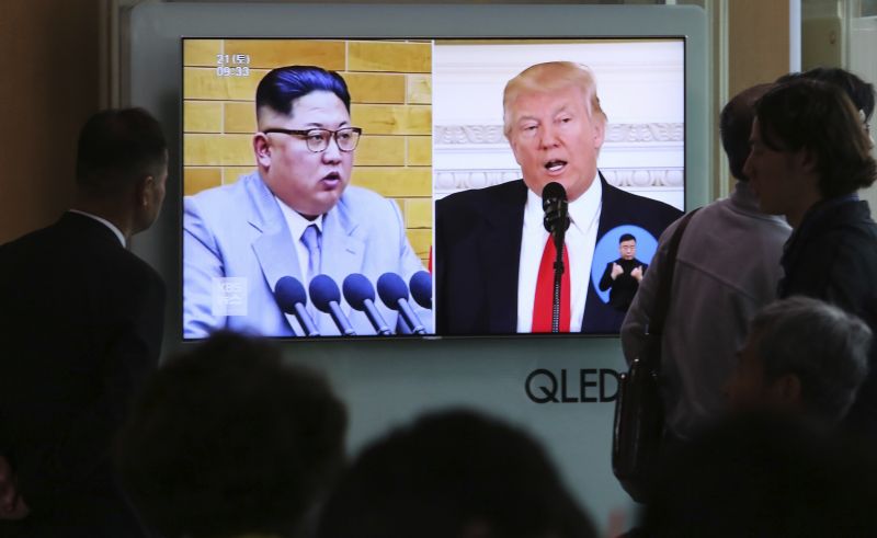 Donald Trump a Kim Čong-un (vlevo).