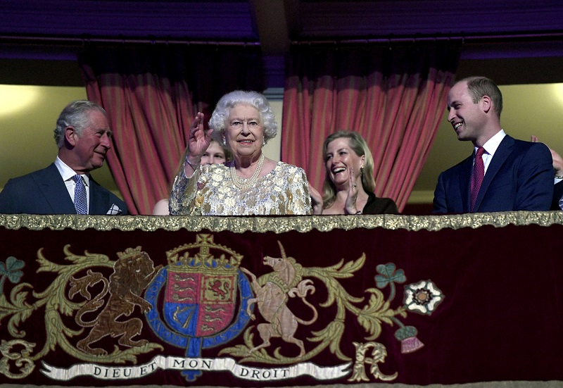 Královská rodina, (zleva) princ Charles, královna Alžběta II., princ William.