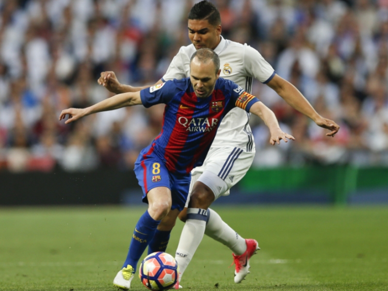 Fotbalista Andrés Iniesta v jednom ze zápasů (ilustrační foto).