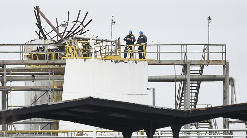 Hasiči a záchranáři při zásahu po výbuchu v areálu chemičky v Kralupech nad Vltavou. Hasiči a záchranáři při zásahu po výbuchu v areálu chemičky v Kralupech nad Vltavou.