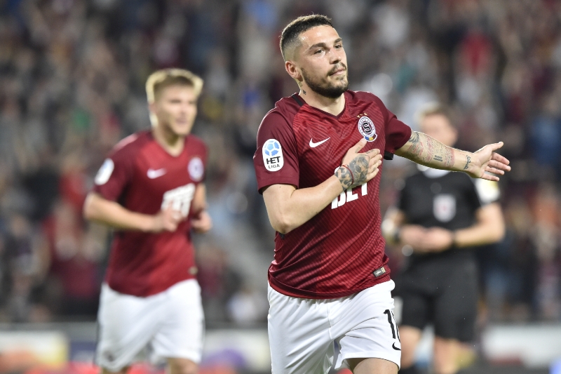 Nicolae Stanciu se nejprve krásně trefil z přímého kopu, druhý gól Sparty v utkání s Jabloncem však platit neměl. Nicolae Stanciu se nejprve krásně trefil z přímého kopu, druhý gól Sparty v utkání s Jabloncem však platit neměl.