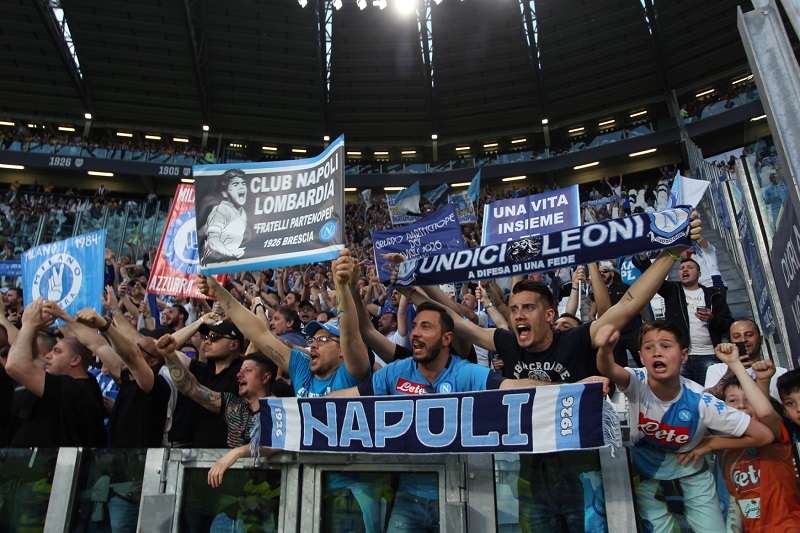 V turínských ulicích došlo před utkáním Juventusu s Neapolí k netradiční situaci. Fanoušci obou klubů se společně objali a skandovali.