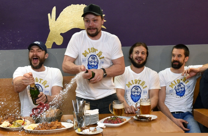 Hokejisté Komety Brno si užili mistrovské oslavy. Hokejisté Komety Brno si užili mistrovské oslavy.