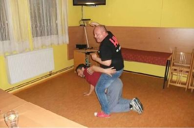 HLAVNĚ MAKAT! Radní pro bezpečnost Libor Hadrava hravě prokázal vůdčí schopnosti, když si dokázal osedlat kolegu radního pro sociální oblast Radka Lacka.